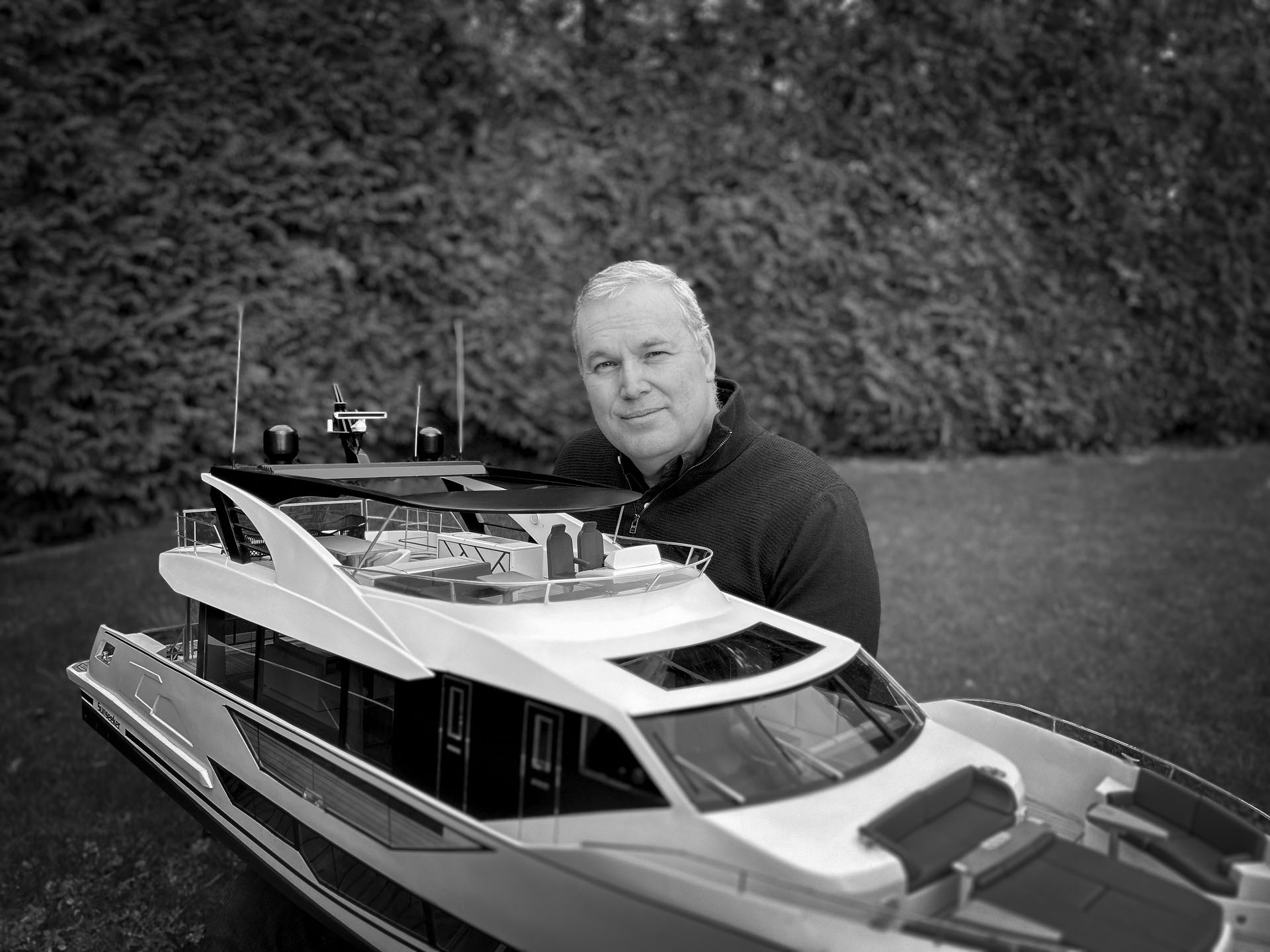 Artist Jan Indeke with model Yacht